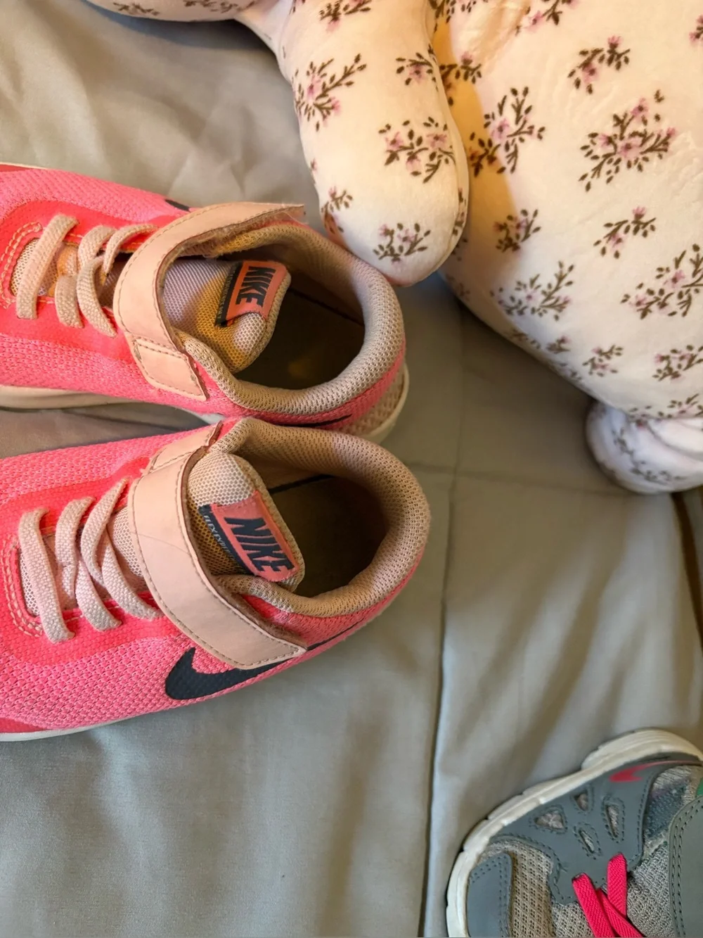Nike Kids Pink and Light Pink Slip-On Sneakers